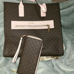 Authentic Never been used  Large Powder Blush MK Tote